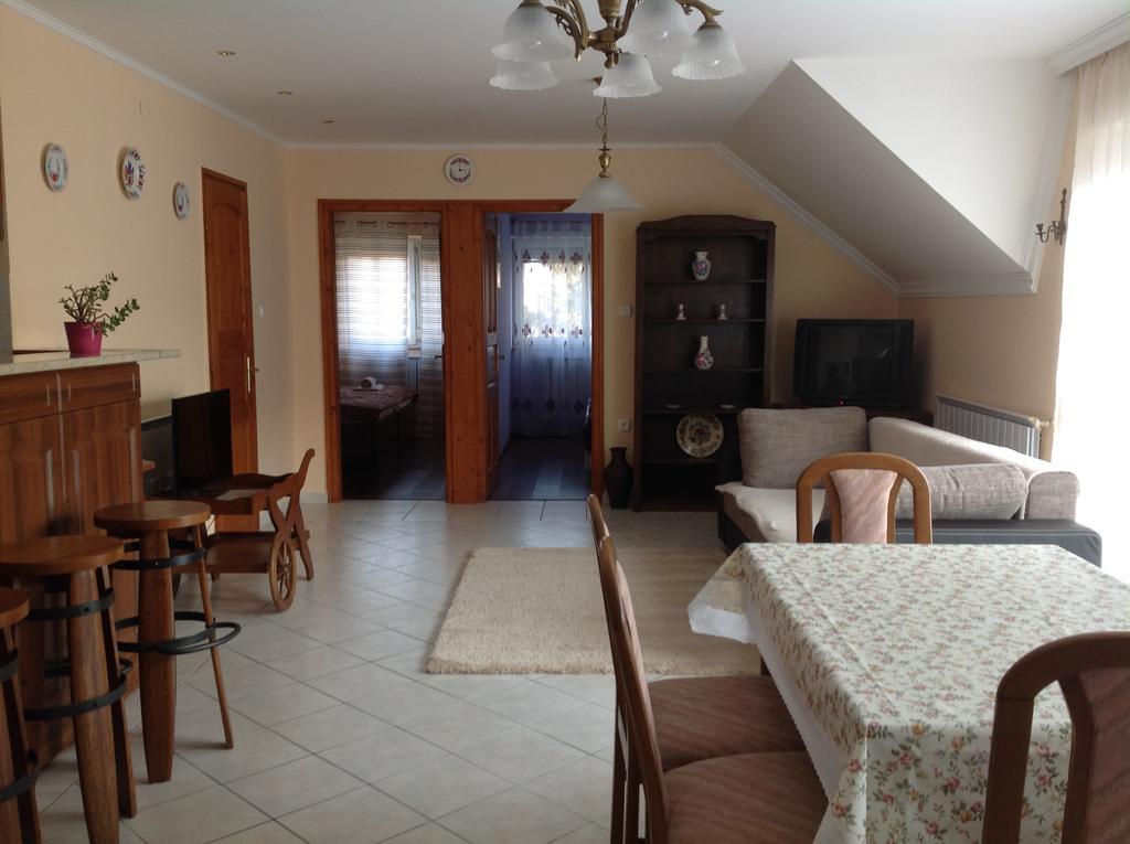 Attila Apartmanhaz Ξενοδοχείο Hévíz Δωμάτιο φωτογραφία