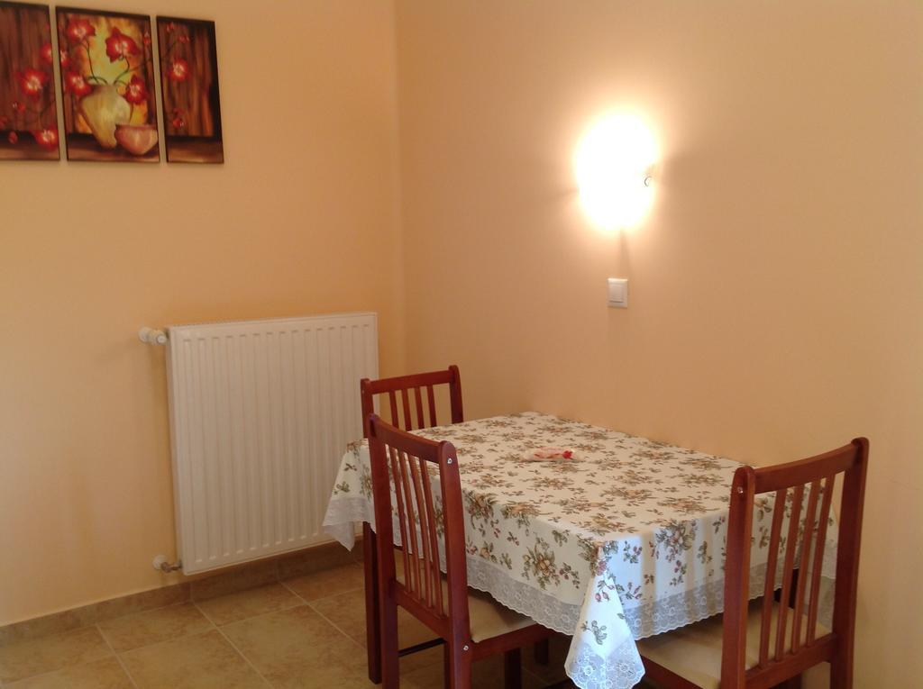 Attila Apartmanhaz Ξενοδοχείο Hévíz Δωμάτιο φωτογραφία